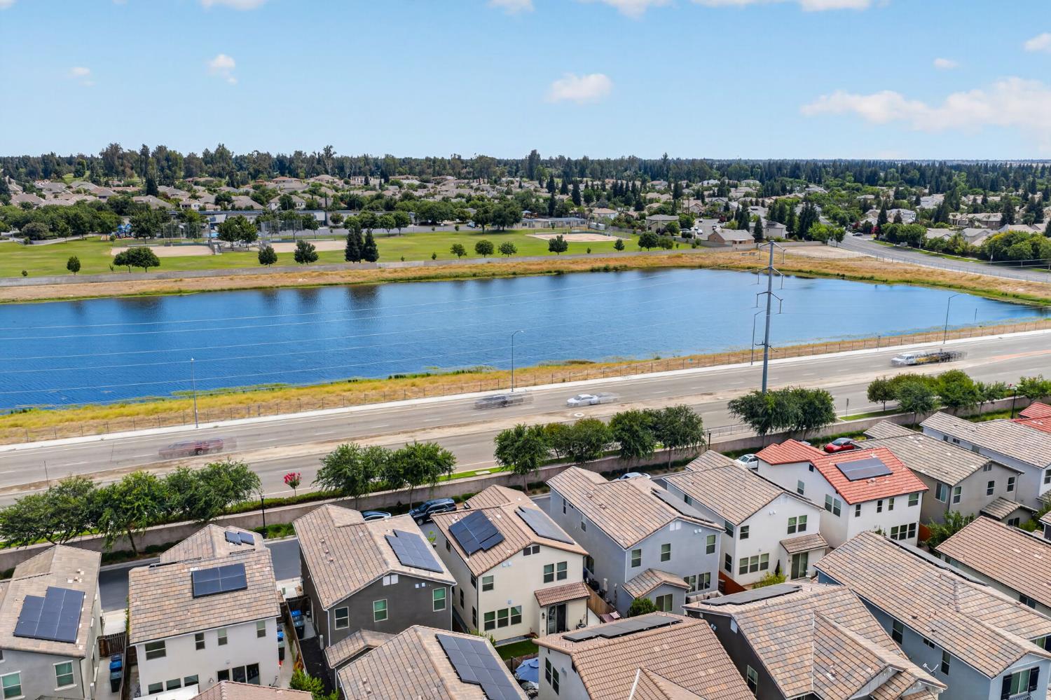 1426 E Via Dorata Way, Fresno, CA 93730