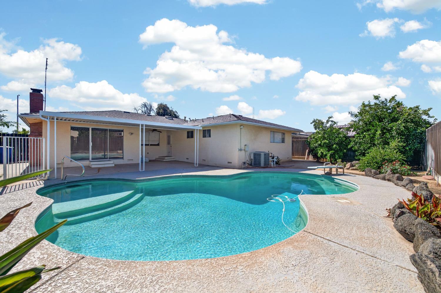 6594 N Woodrow Ave, Fresno, CA 93710
