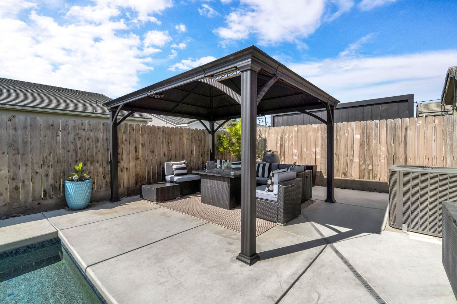 968 Pinnacle Dr W, Madera, CA 93636