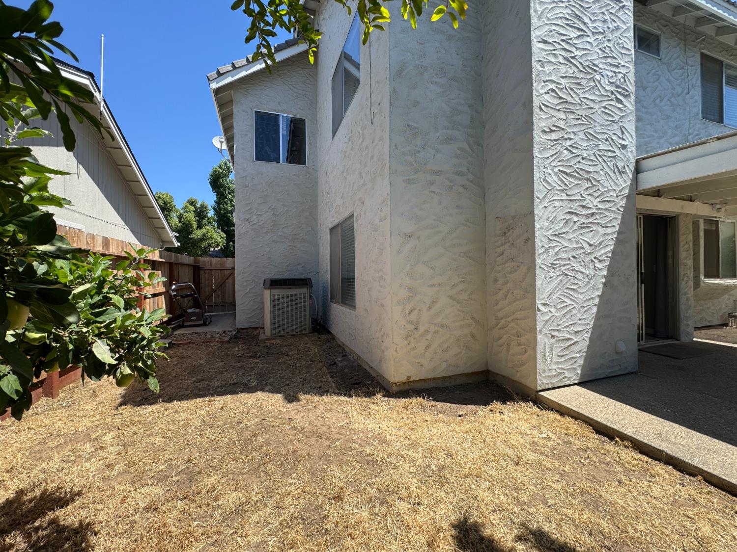 2181 E Minarets Ave, Fresno, CA 93720