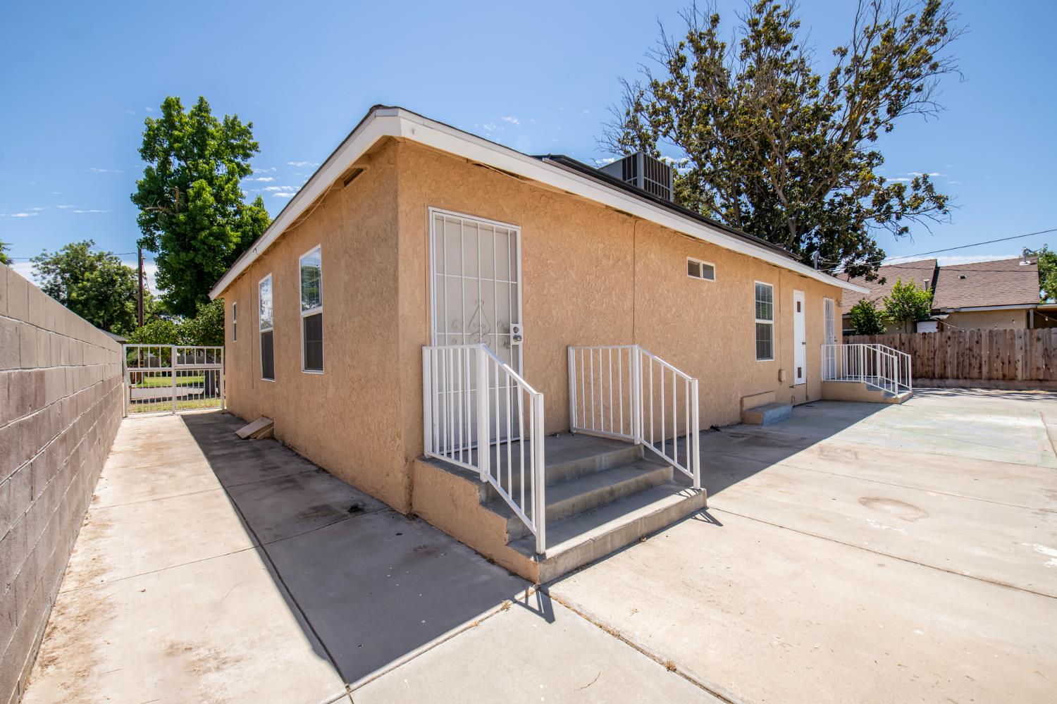 2115 N Ferger Ave, Fresno, CA 93704