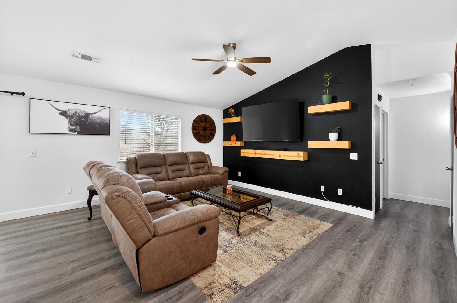 2035 W Oriole Ave, Visalia, CA 93291