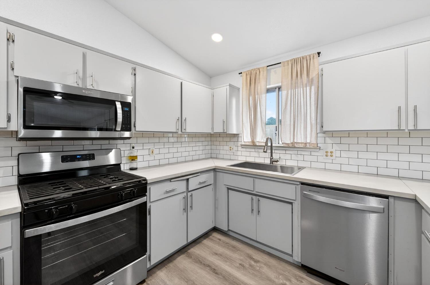 2035 W Oriole Ave, Visalia, CA 93291