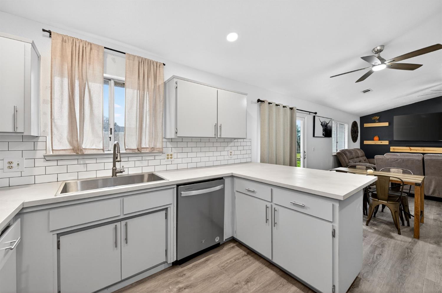 2035 W Oriole Ave, Visalia, CA 93291