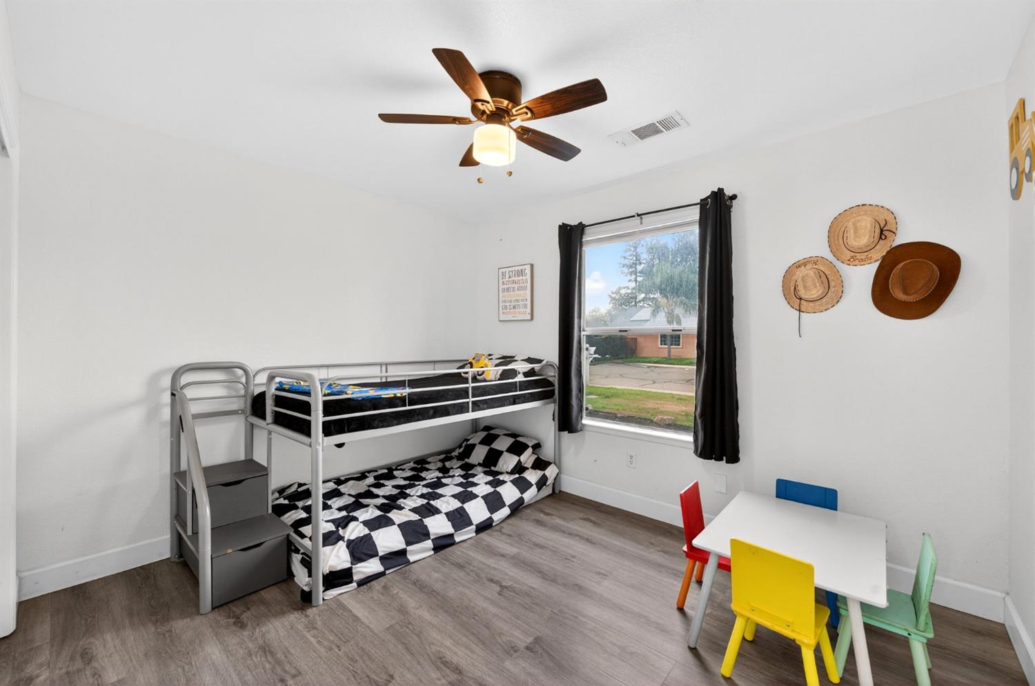 2035 W Oriole Ave, Visalia, CA 93291