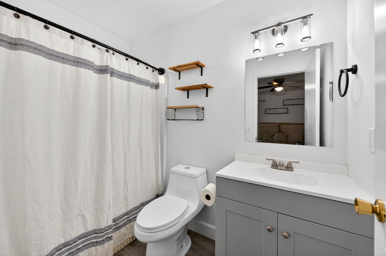 2035 W Oriole Ave, Visalia, CA 93291