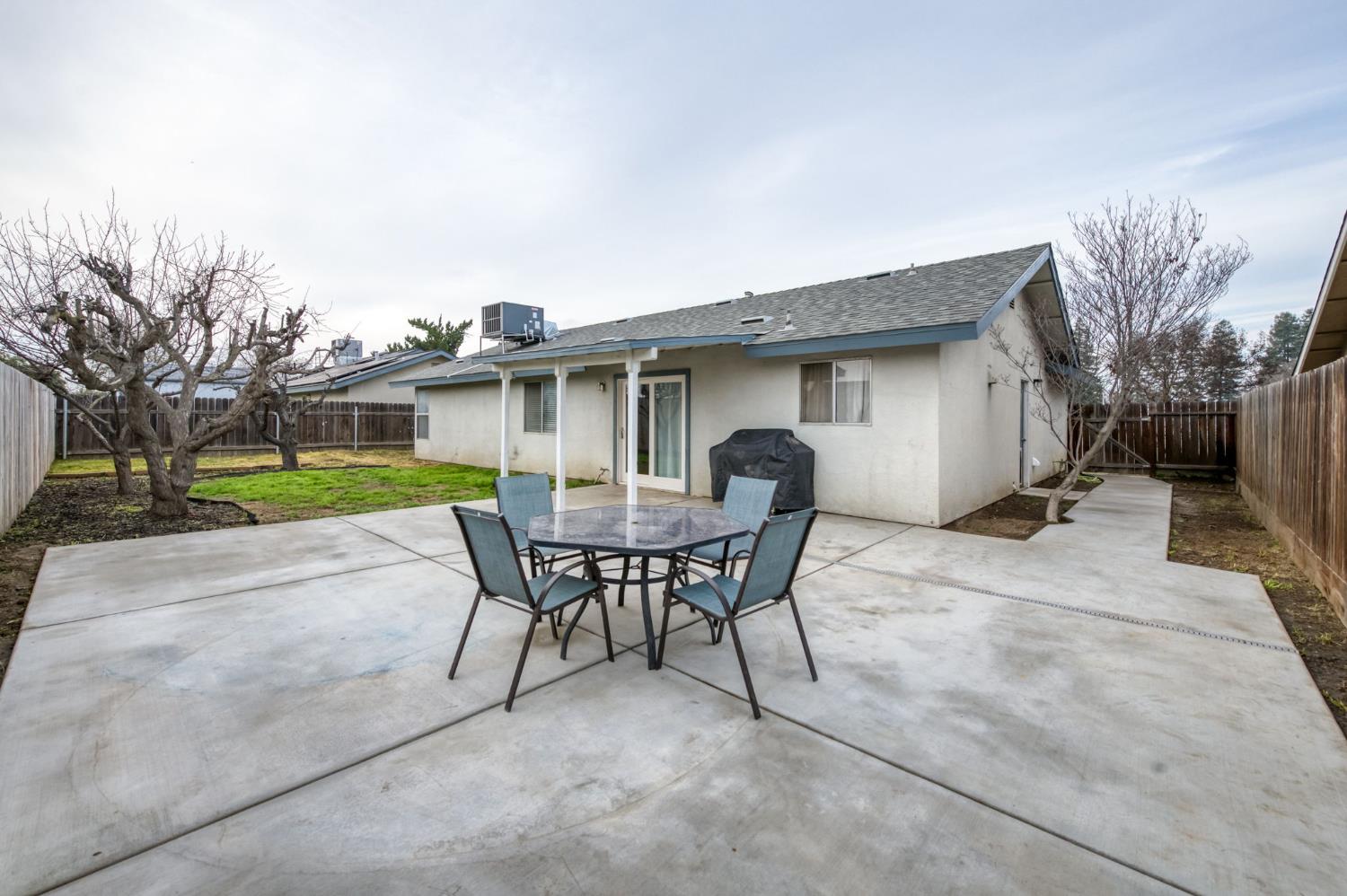 2035 W Oriole Ave, Visalia, CA 93291