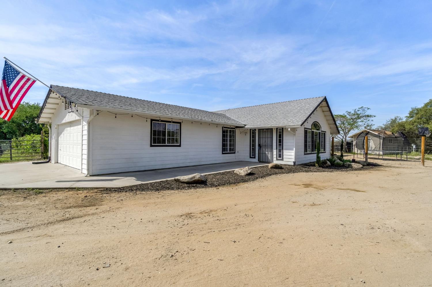 30833 Pennyroyal Ln, Prather, CA 93651