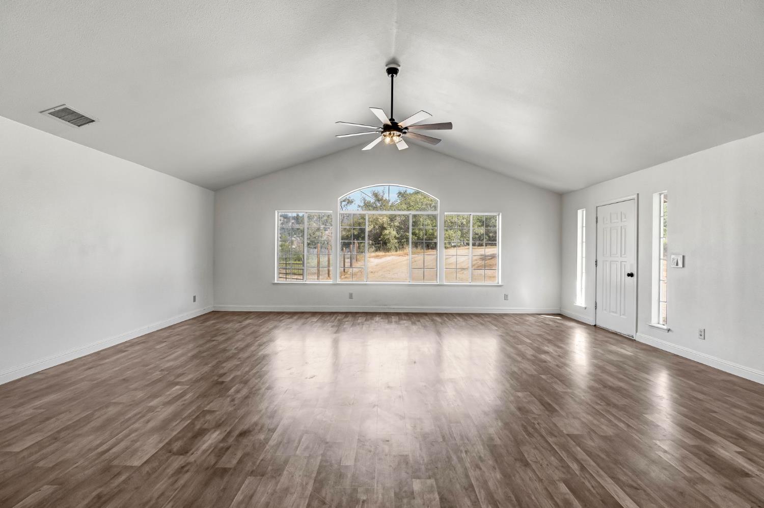 30833 Pennyroyal Ln, Prather, CA 93651