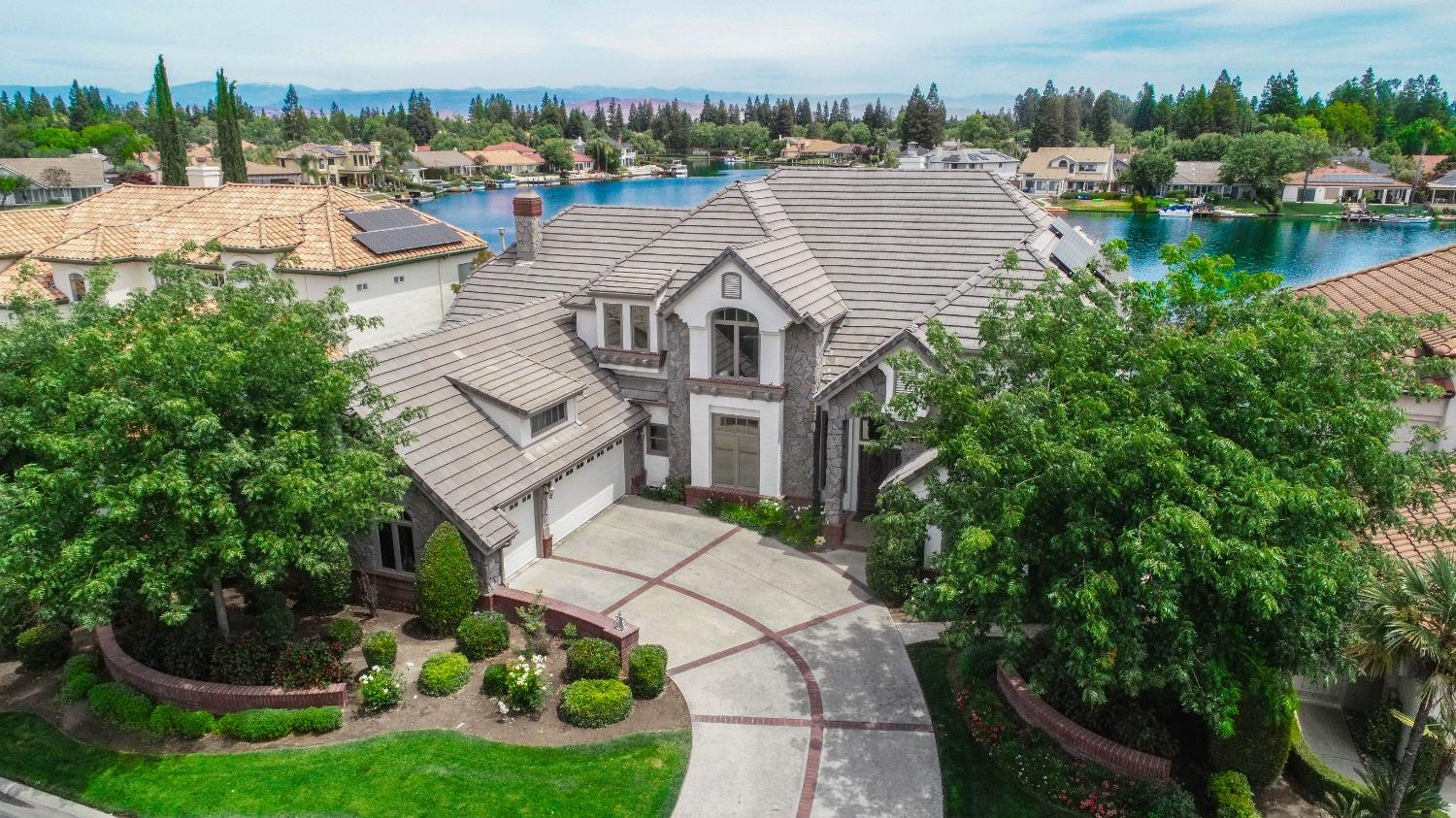541 E CHESAPEAKE Cir, Fresno, CA 93720