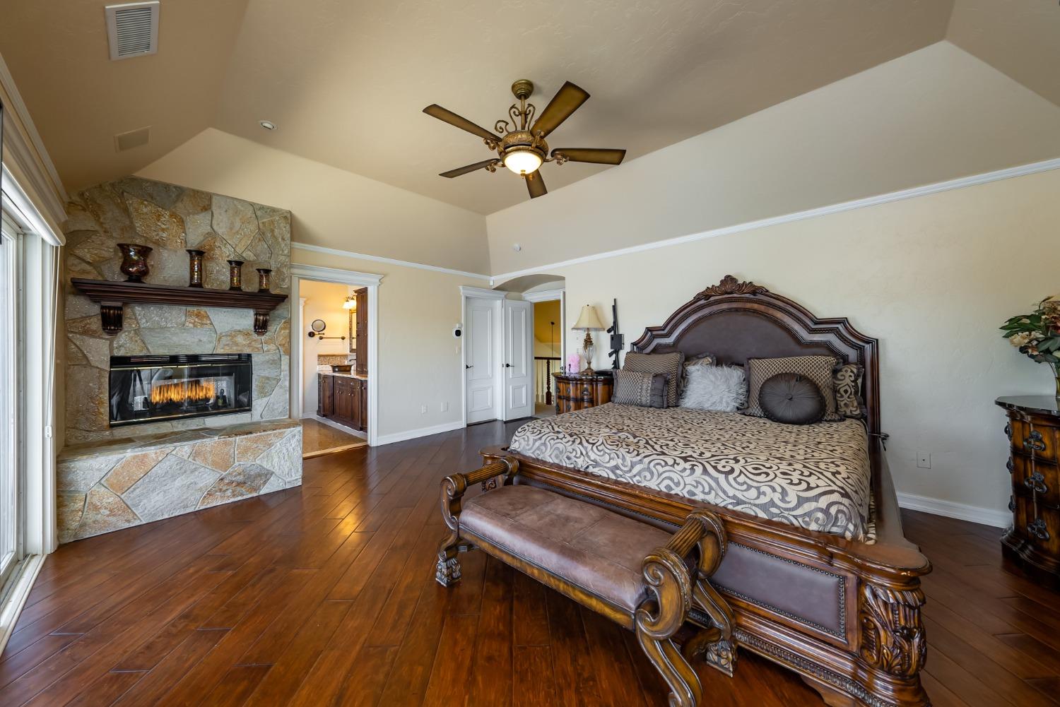 541 E CHESAPEAKE Cir, Fresno, CA 93720