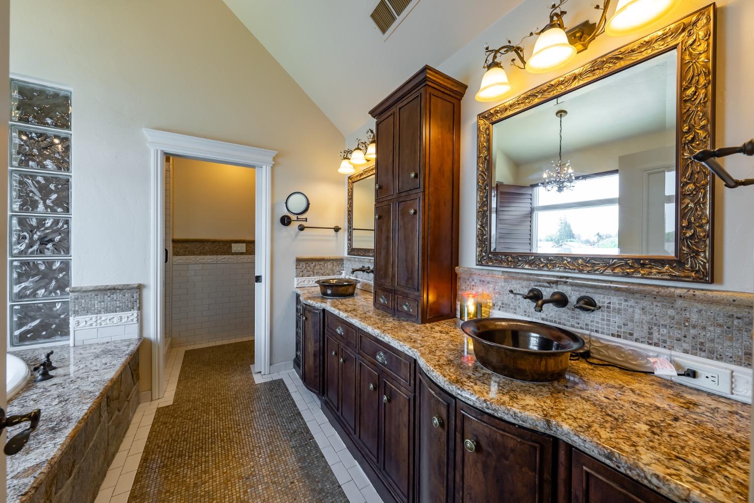 541 E CHESAPEAKE Cir, Fresno, CA 93720