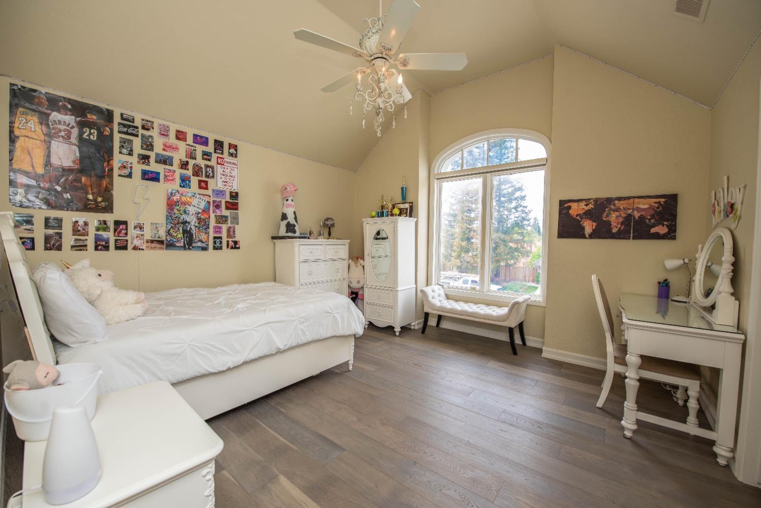 541 E CHESAPEAKE Cir, Fresno, CA 93720