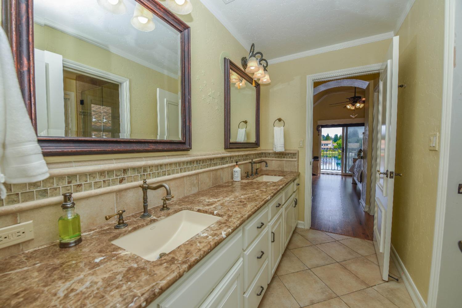 541 E CHESAPEAKE Cir, Fresno, CA 93720