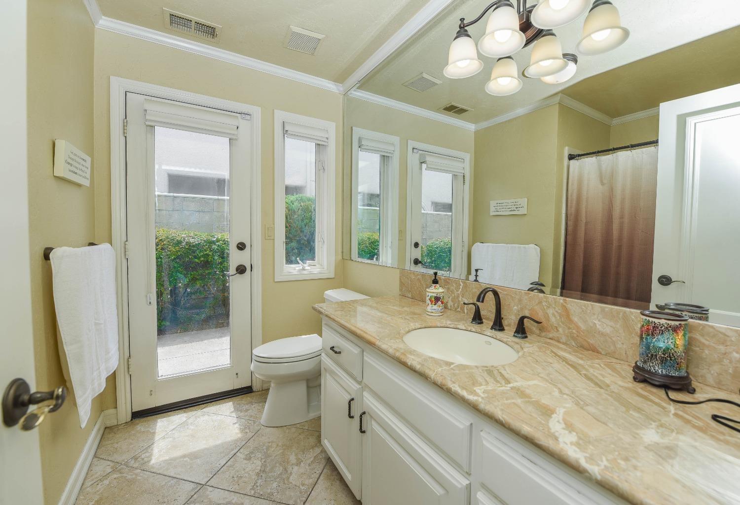 541 E CHESAPEAKE Cir, Fresno, CA 93720