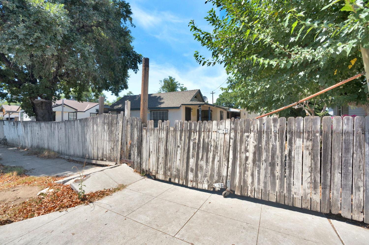 4163 E Clay Ave, Fresno, CA 93702