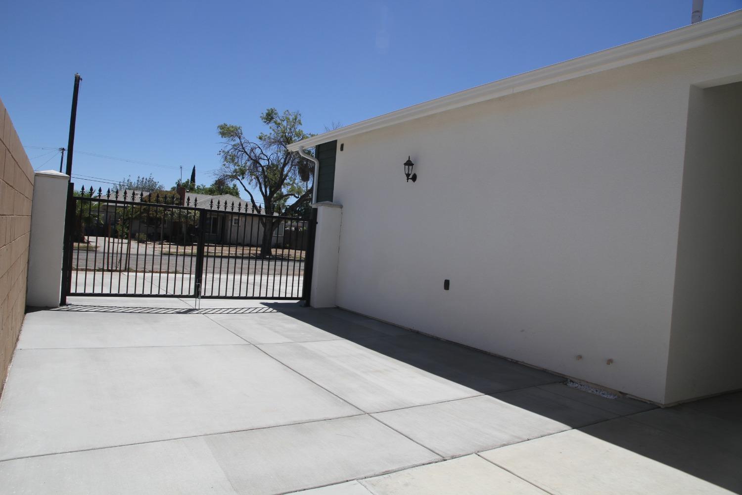 728 W Vassar Ave N, Fresno, CA 93705