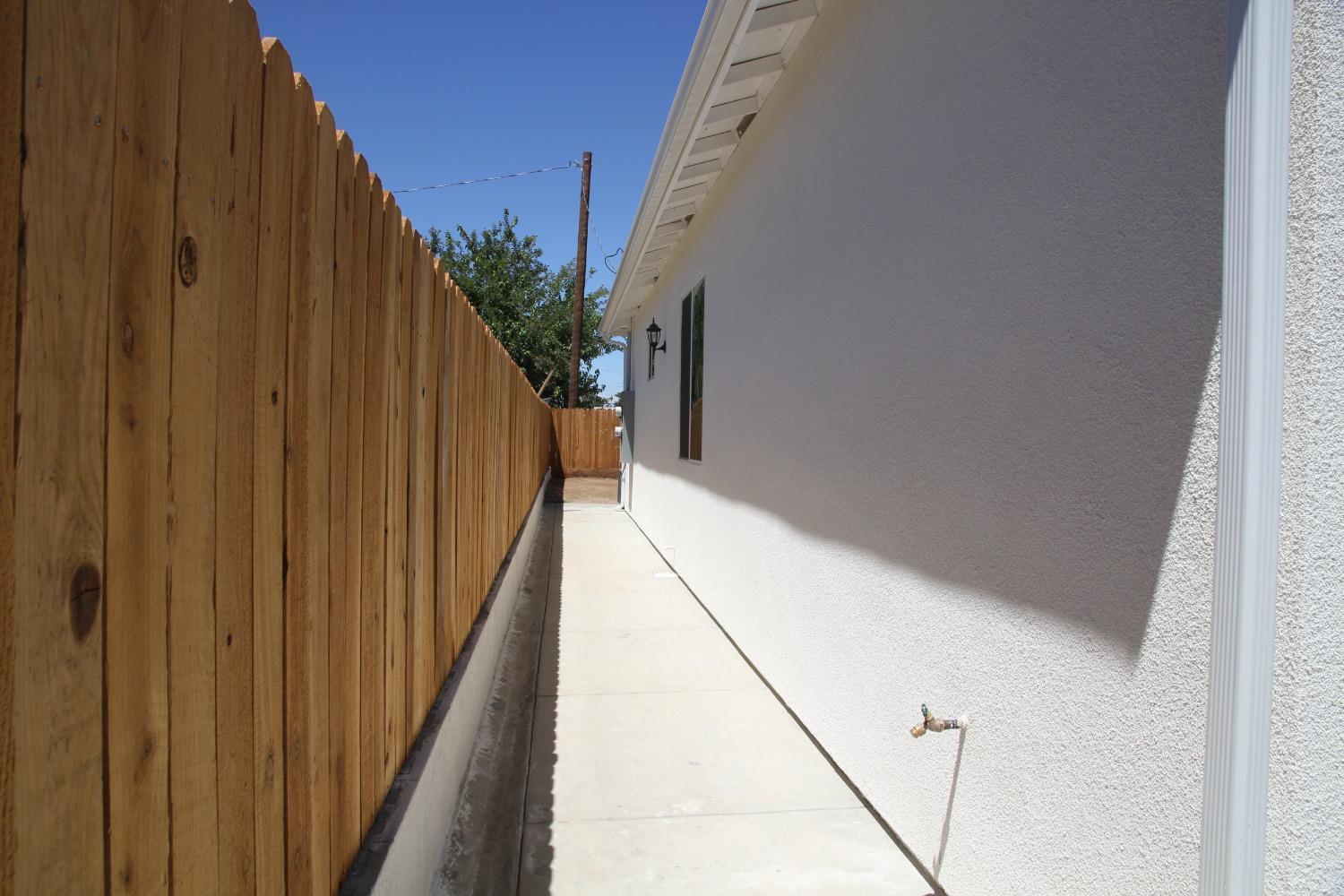 728 W Vassar Ave N, Fresno, CA 93705