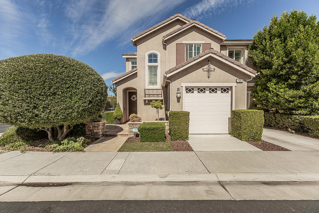 7049 N Cedar Hill Dr, Fresno, CA 93722
