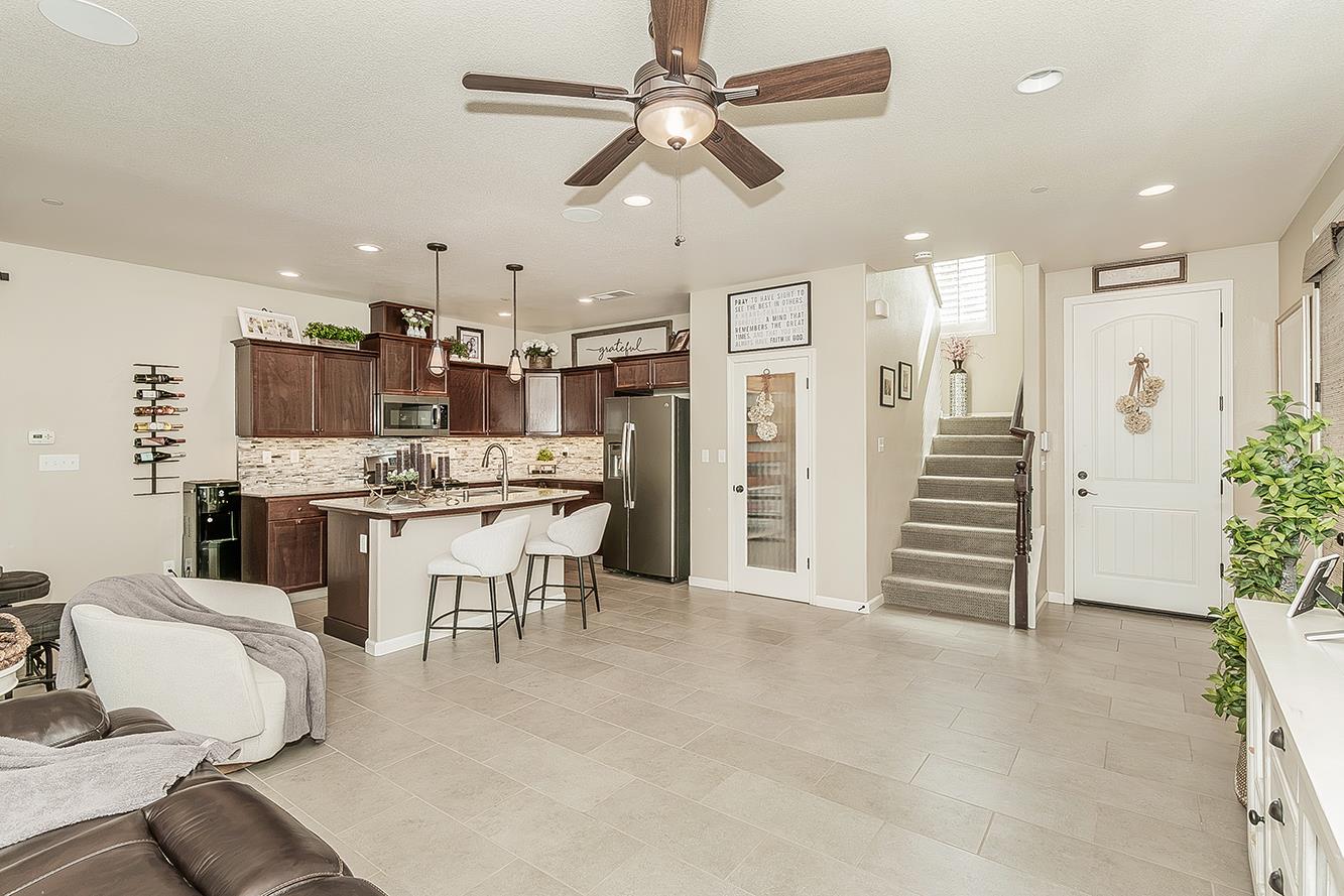 7049 N Cedar Hill Dr, Fresno, CA 93722