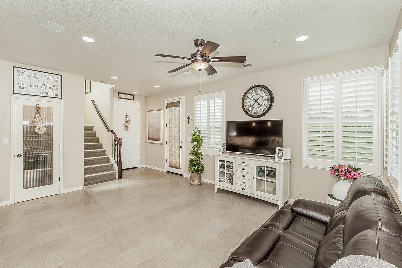 7049 N Cedar Hill Dr, Fresno, CA 93722