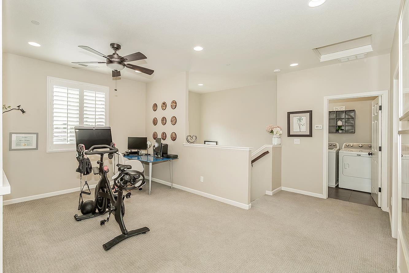 7049 N Cedar Hill Dr, Fresno, CA 93722