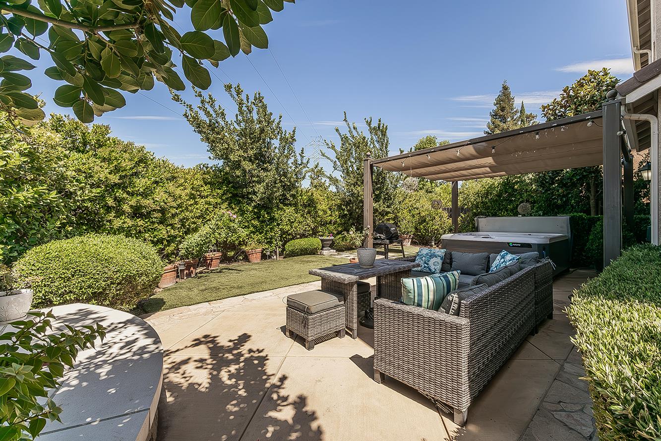 7049 N Cedar Hill Dr, Fresno, CA 93722