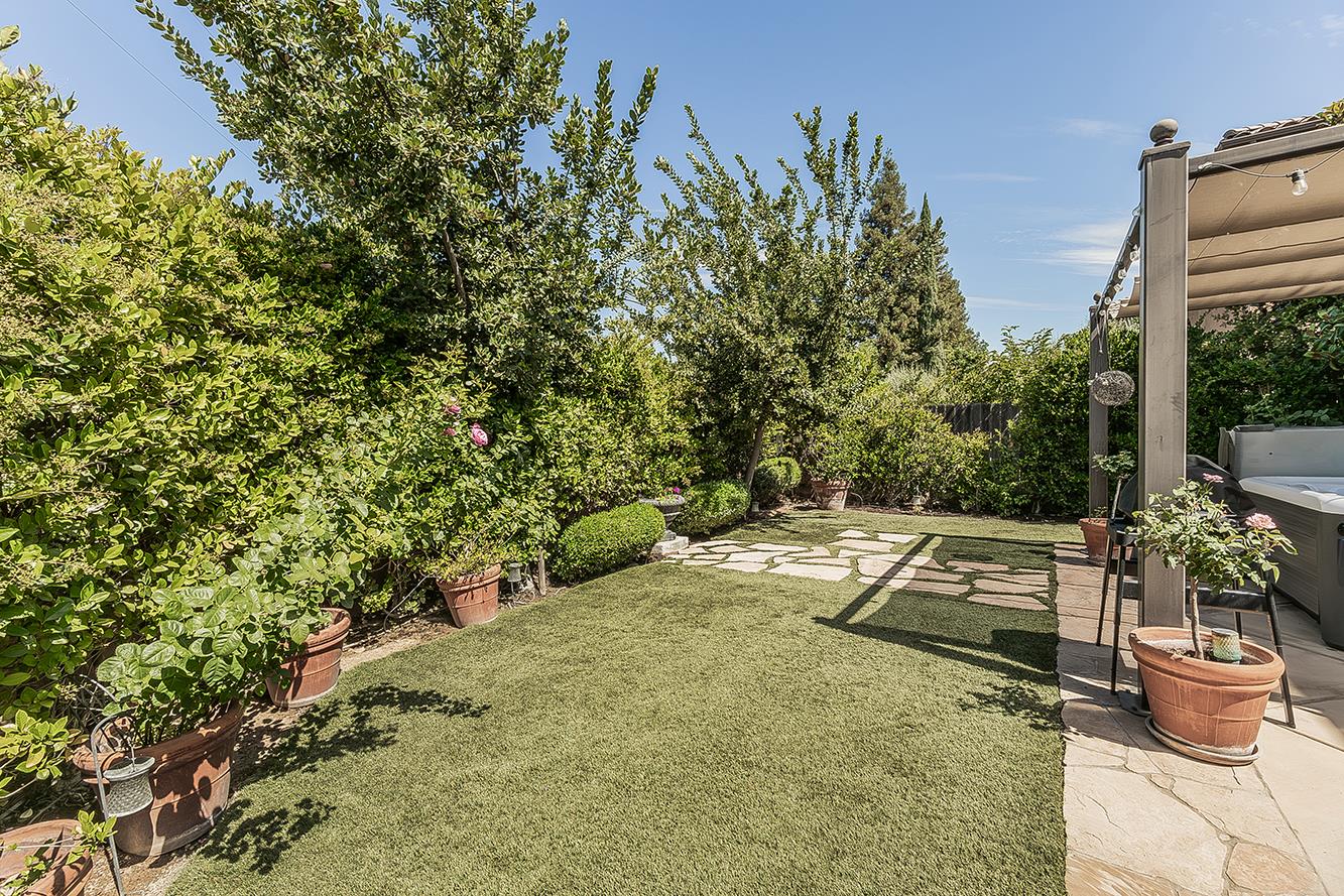 7049 N Cedar Hill Dr, Fresno, CA 93722