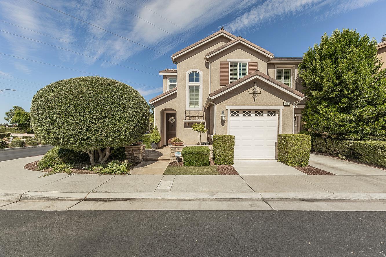 7049 N Cedar Hill Dr, Fresno, CA 93722