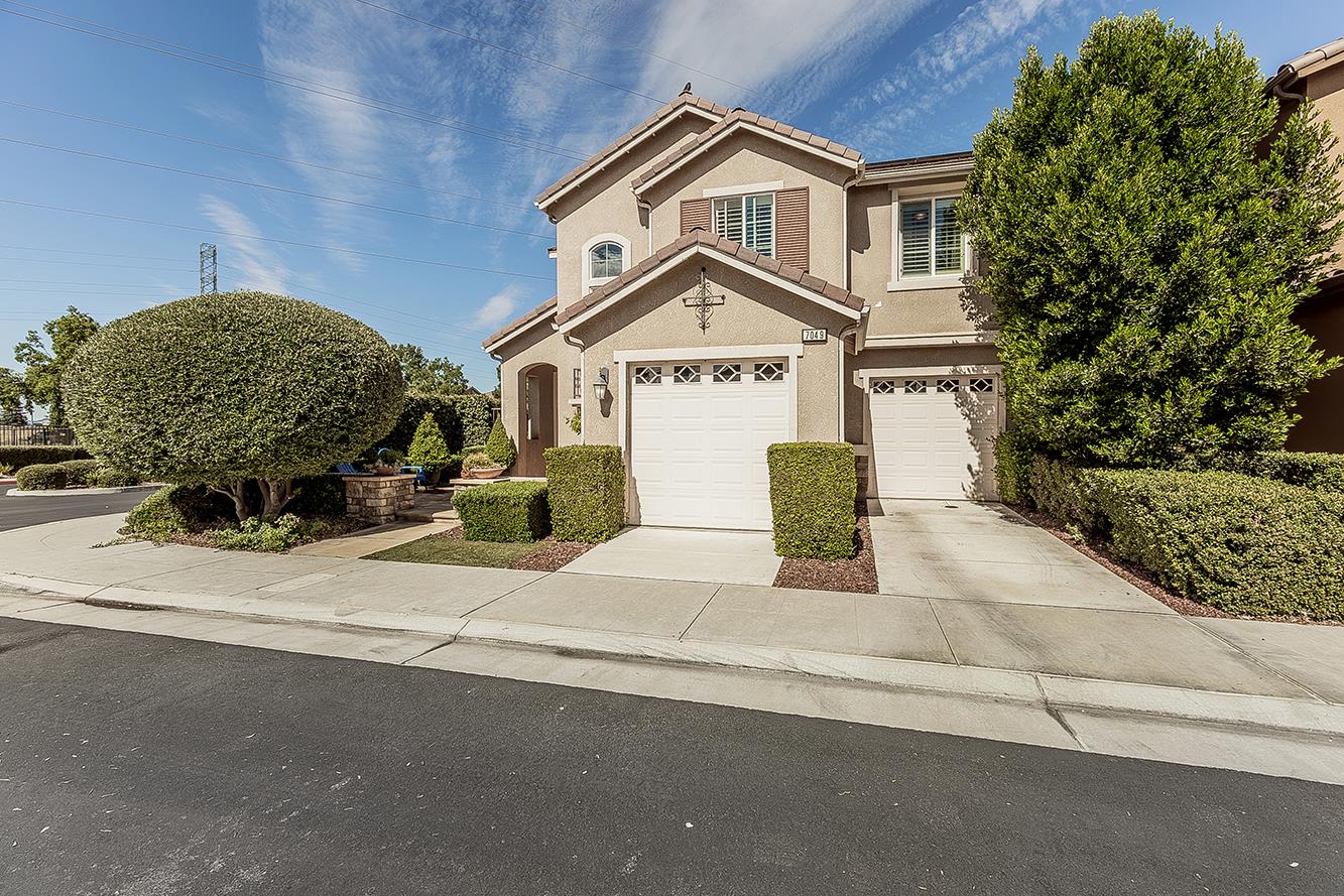 7049 N Cedar Hill Dr, Fresno, CA 93722