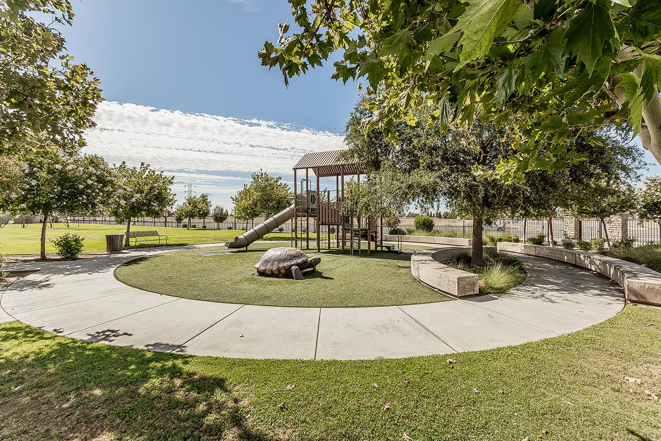 7049 N Cedar Hill Dr, Fresno, CA 93722