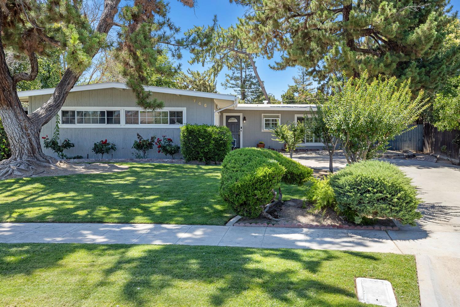 746 W Acacia Ave W, Fresno, CA 93705