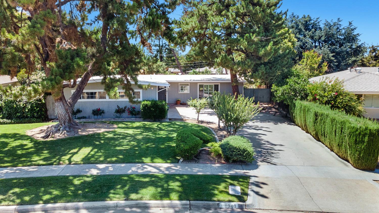 746 W Acacia Ave W, Fresno, CA 93705