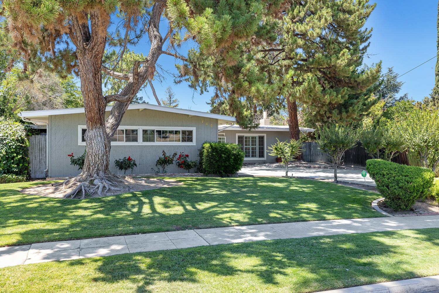 746 W Acacia Ave W, Fresno, CA 93705