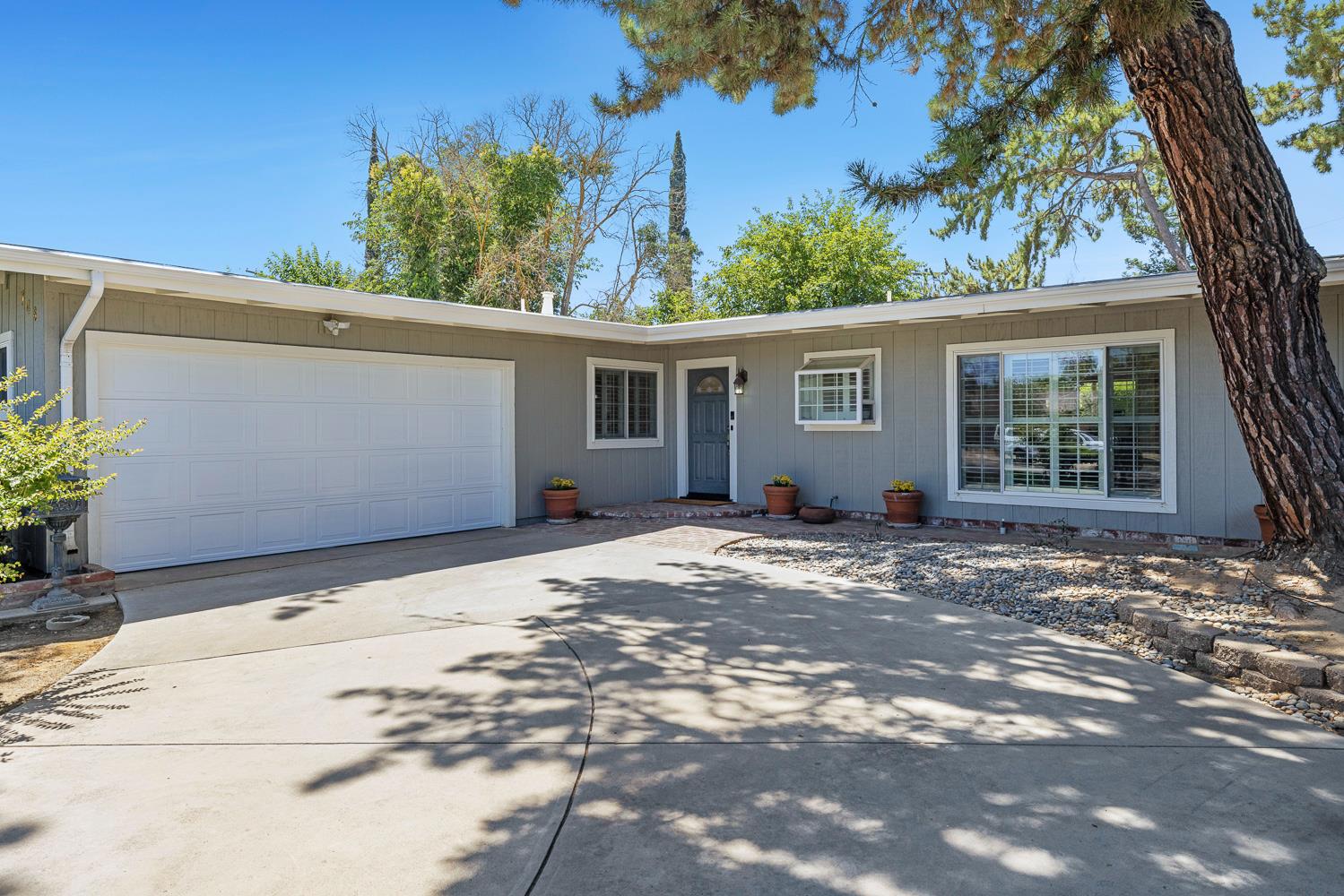 746 W Acacia Ave W, Fresno, CA 93705