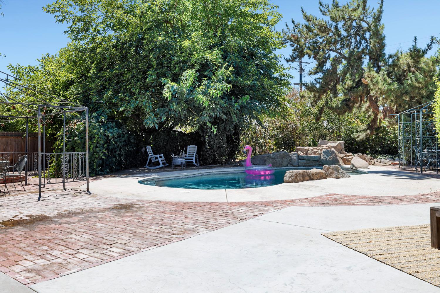 746 W Acacia Ave W, Fresno, CA 93705