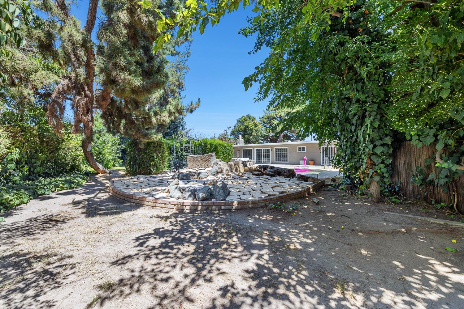 746 W Acacia Ave W, Fresno, CA 93705