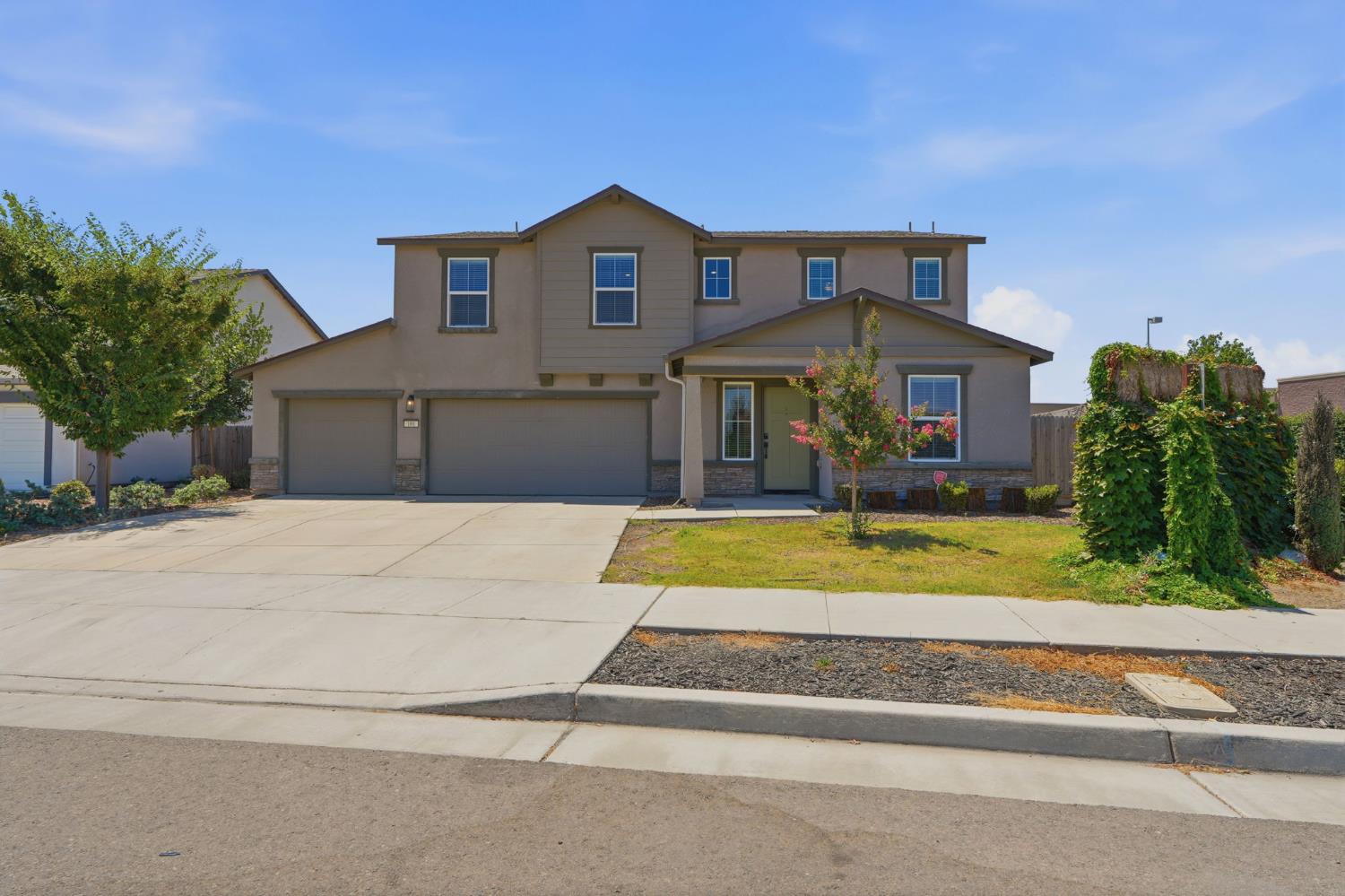 101 E Sedona Ave, Visalia, CA 93291