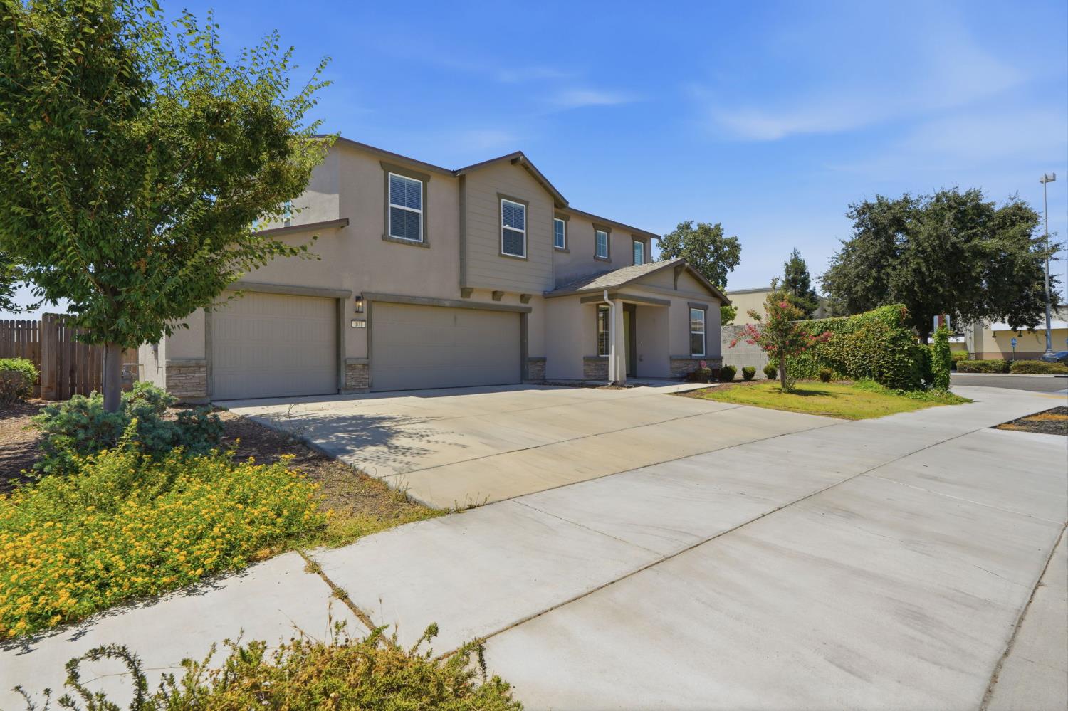 101 E Sedona Ave, Visalia, CA 93291