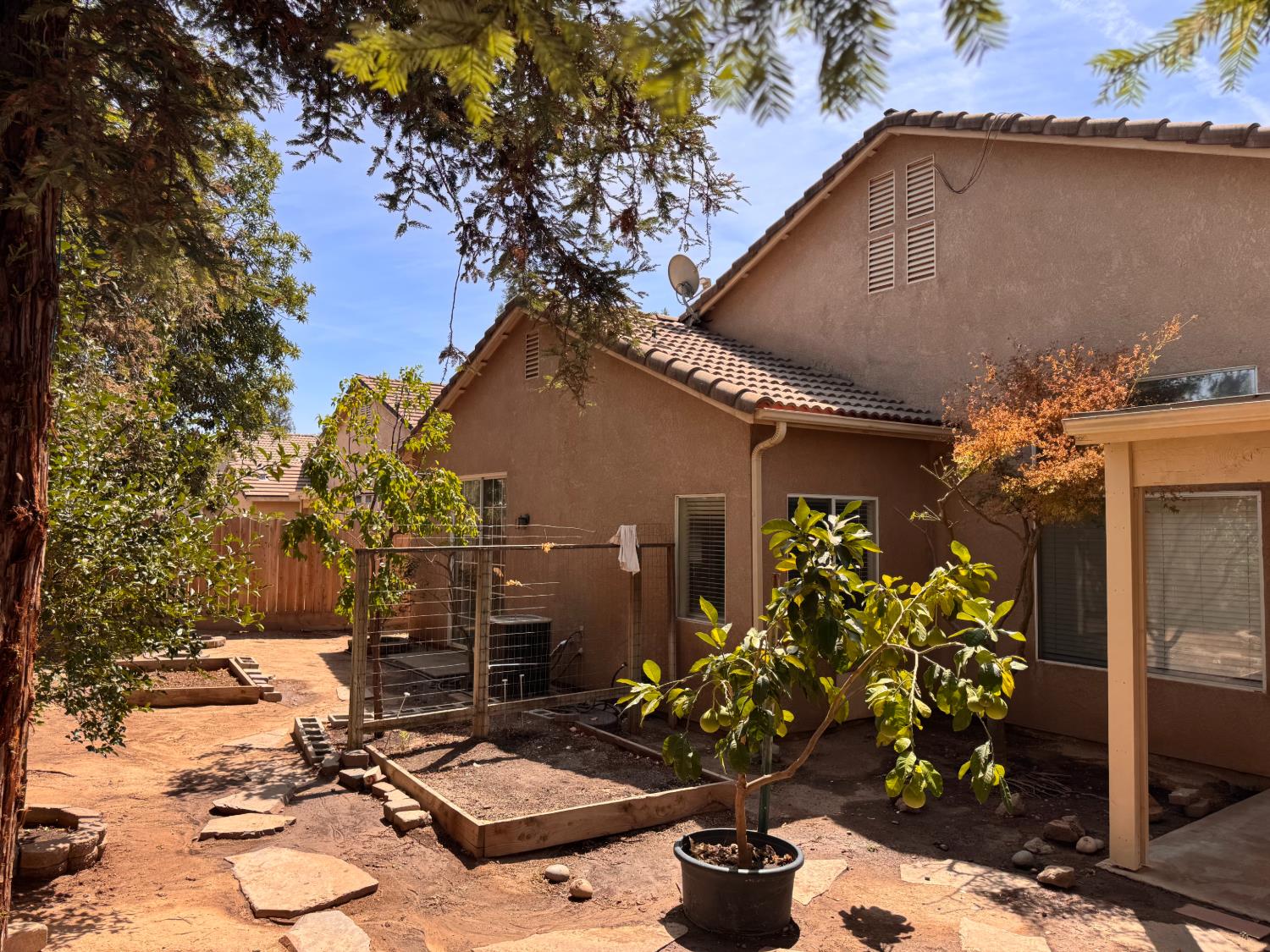 2616 E Omaha Ave, Fresno, CA 93720