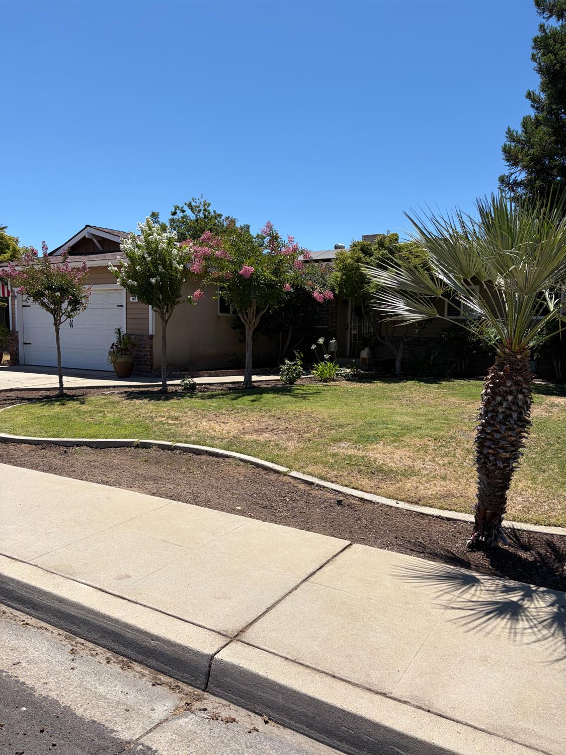 168 W Indianapolis Ave, Clovis, CA 93612