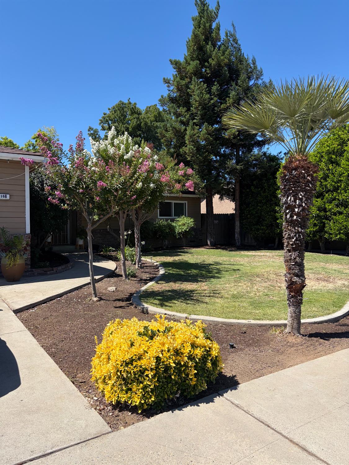 168 W Indianapolis Ave, Clovis, CA 93612