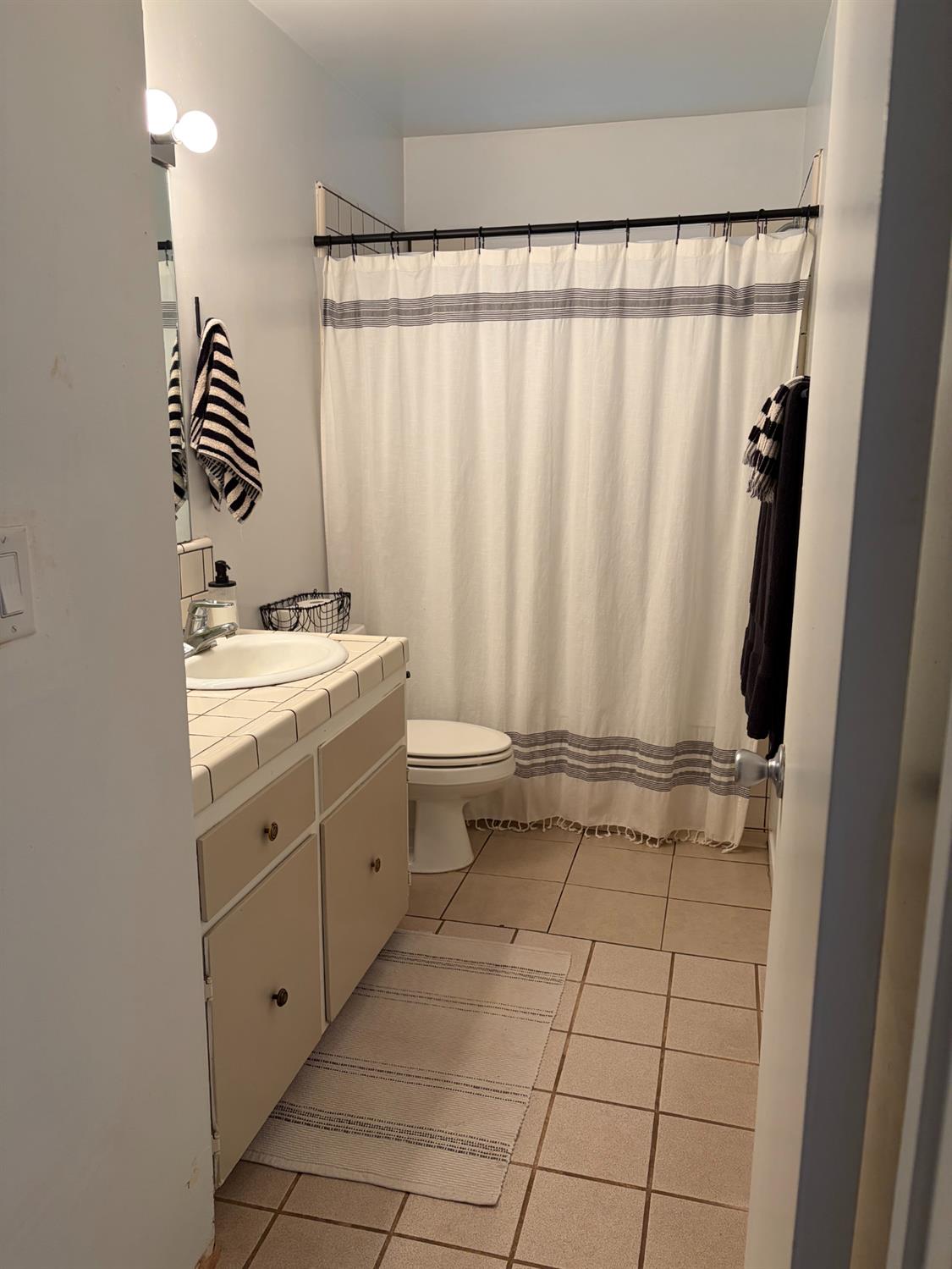 168 W Indianapolis Ave, Clovis, CA 93612