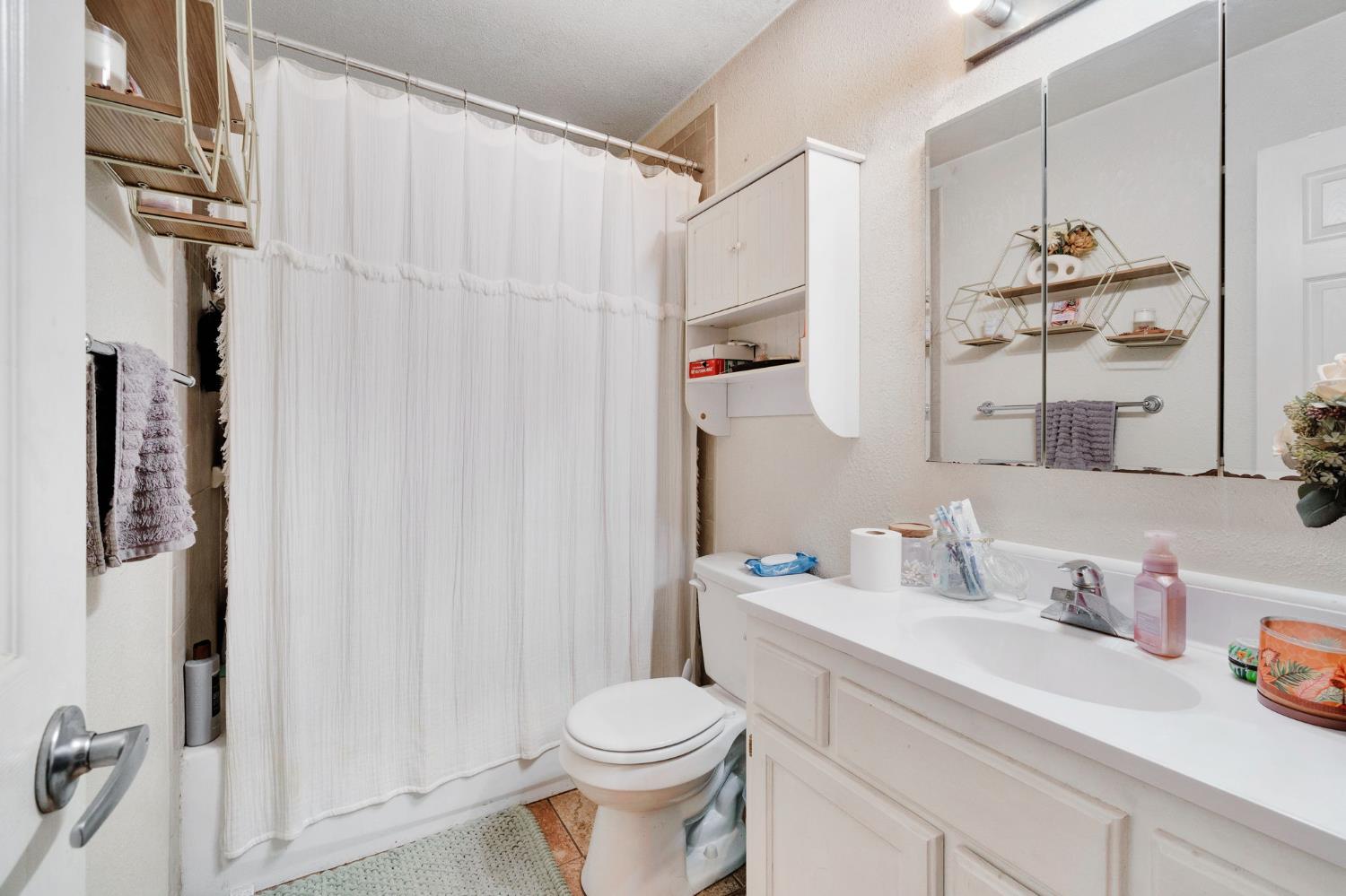 64 W Sierra Ave #102, Fresno, CA 93704