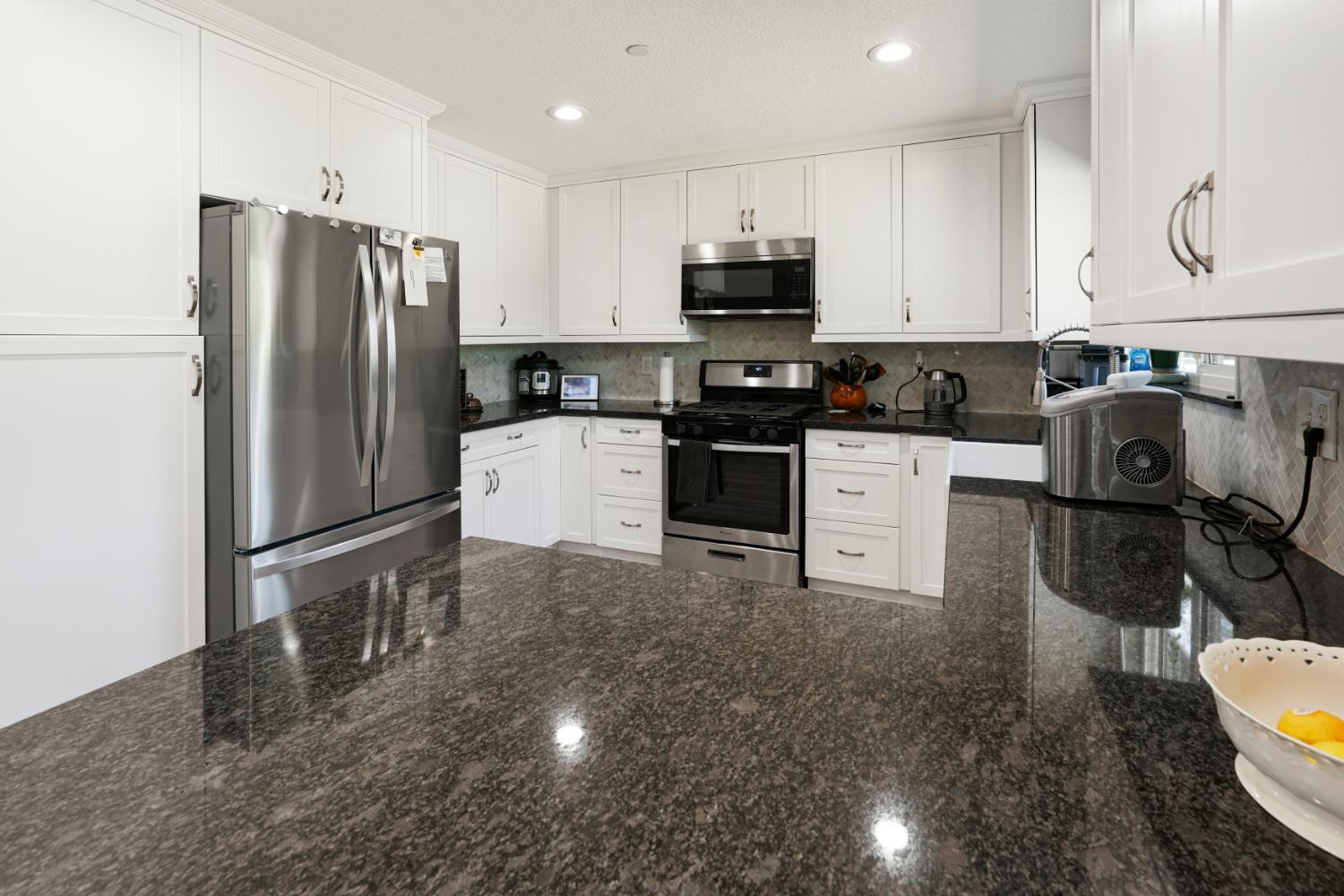 38696 Sierra Lakes Dr, Oakhurst, CA 93644