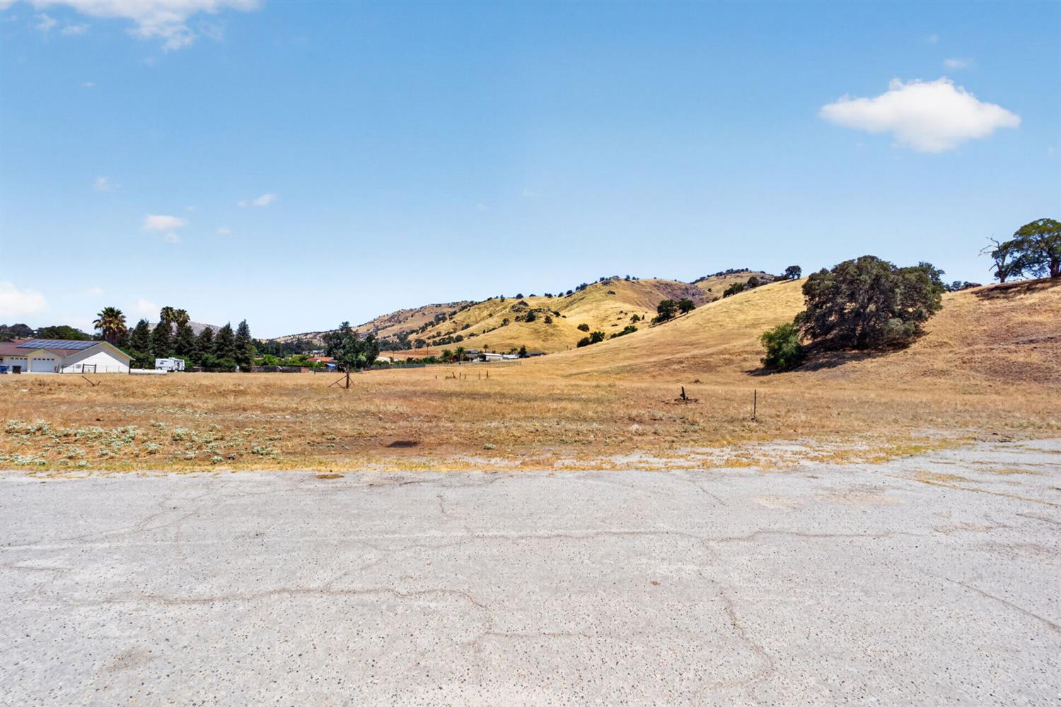 6050 Dogwood Lane, Sanger, CA 93657