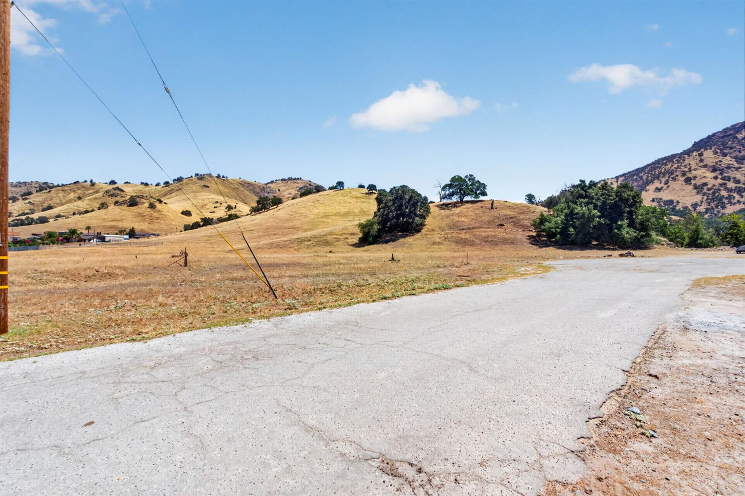 6050 Dogwood Lane, Sanger, CA 93657