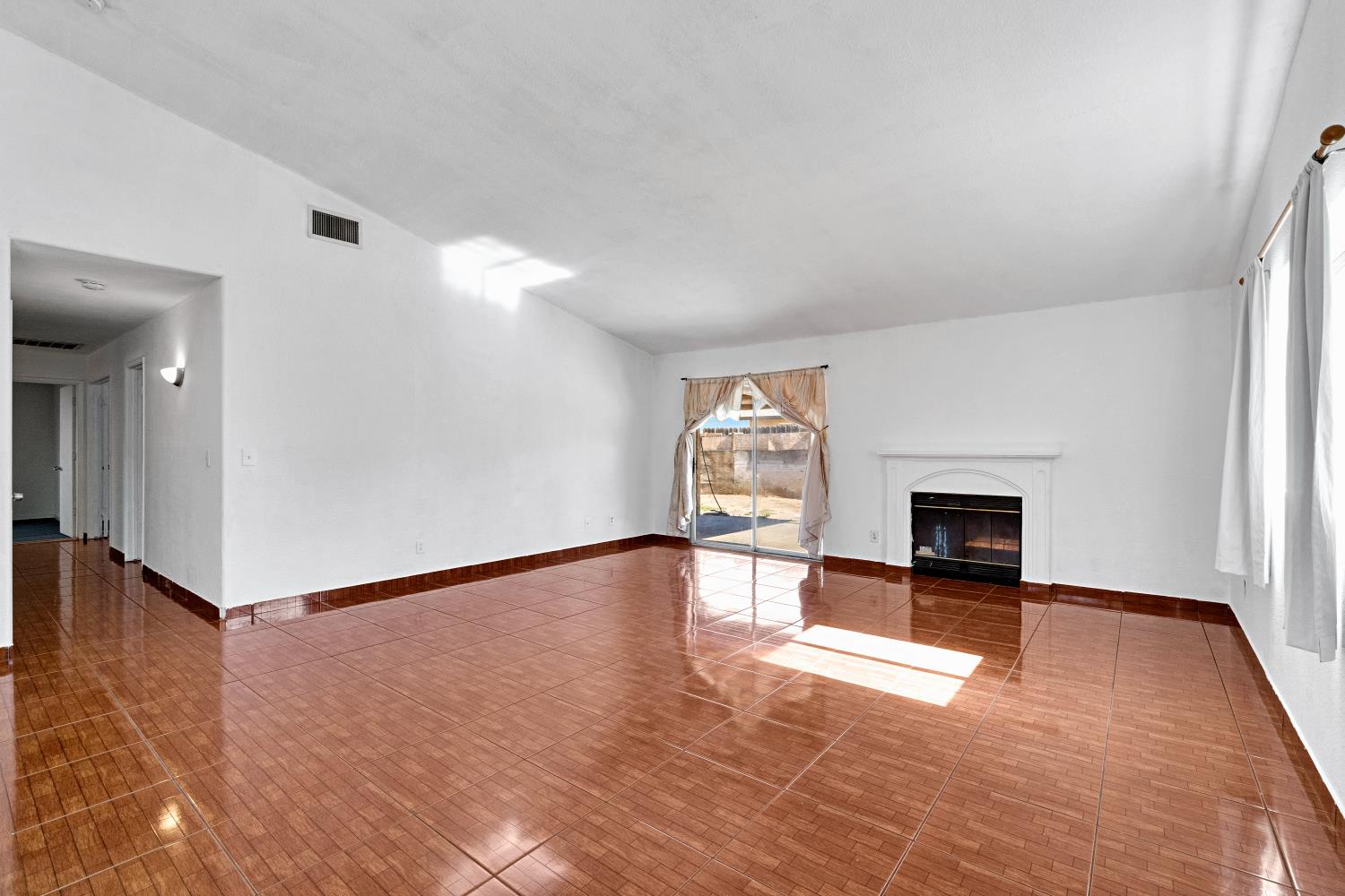 5798 W Acacia Ave, Fresno, CA 93722