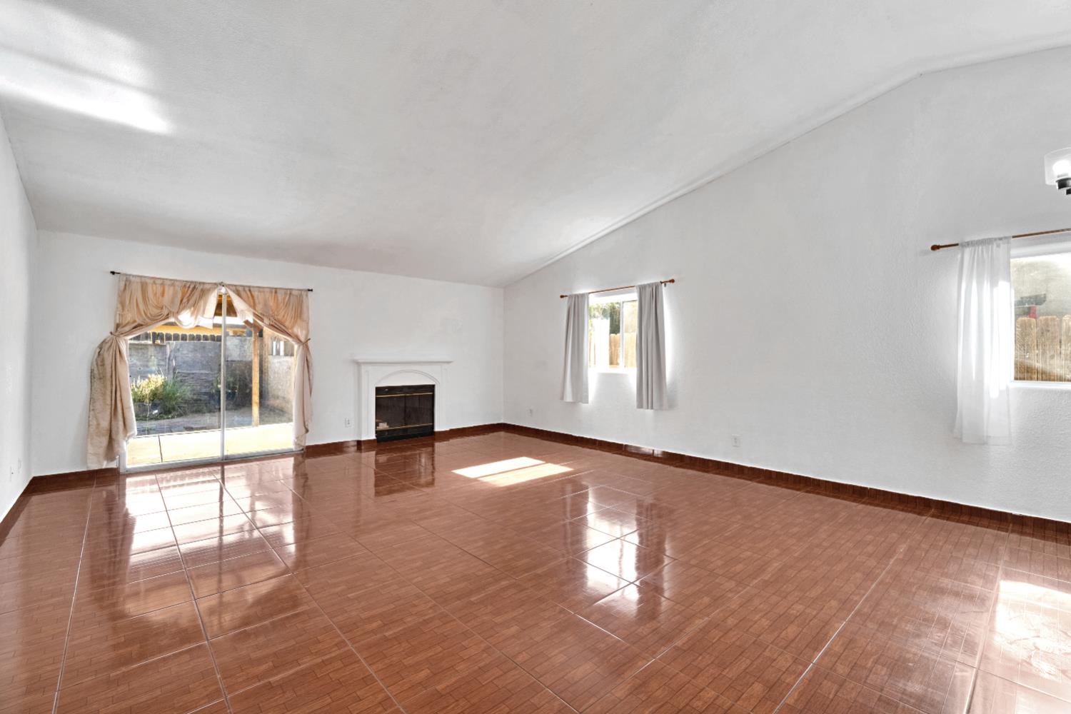 5798 W Acacia Ave, Fresno, CA 93722