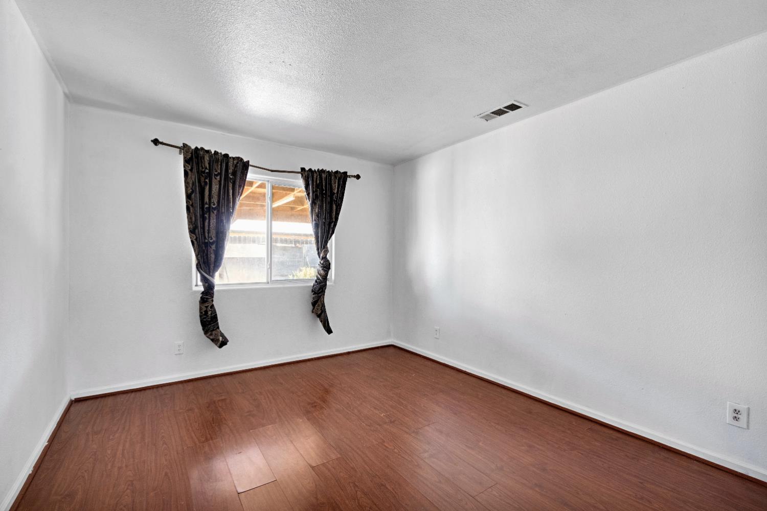5798 W Acacia Ave, Fresno, CA 93722